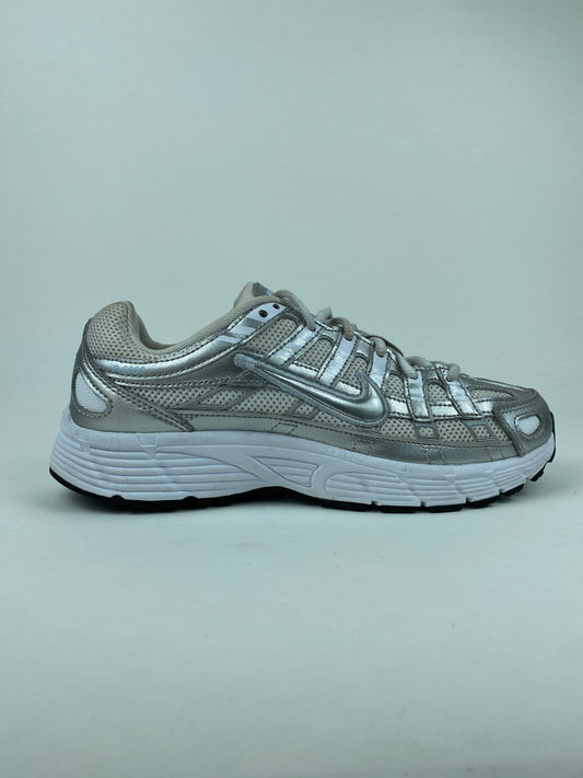 Nike P-6000 White Metallic Silver (Taille 39)