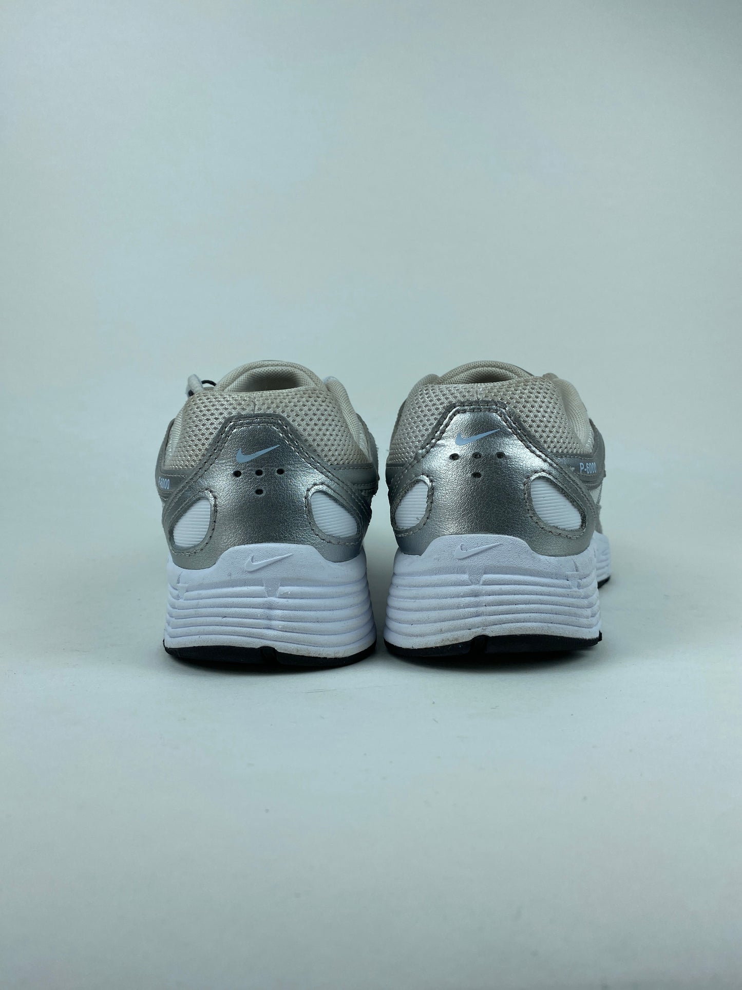 Nike P-6000 White Metallic Silver (Taille 39)