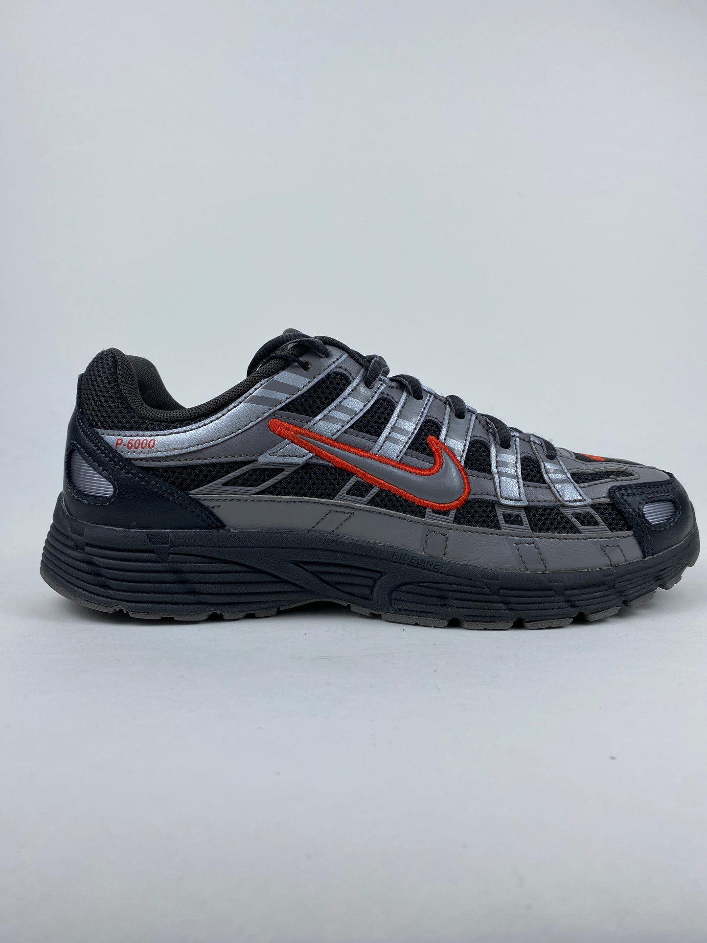 Nike P-6000 Anthracite Picante Red Metallic Cool Grey (Taille 40)