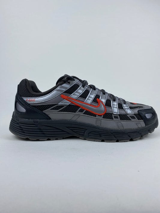 Nike P-6000 Anthracite Picante Red Metallic Cool Grey (Taille 40)