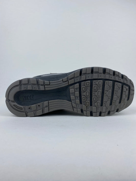 Nike P-6000 Anthracite Picante Red Metallic Cool Grey (Taille 40)