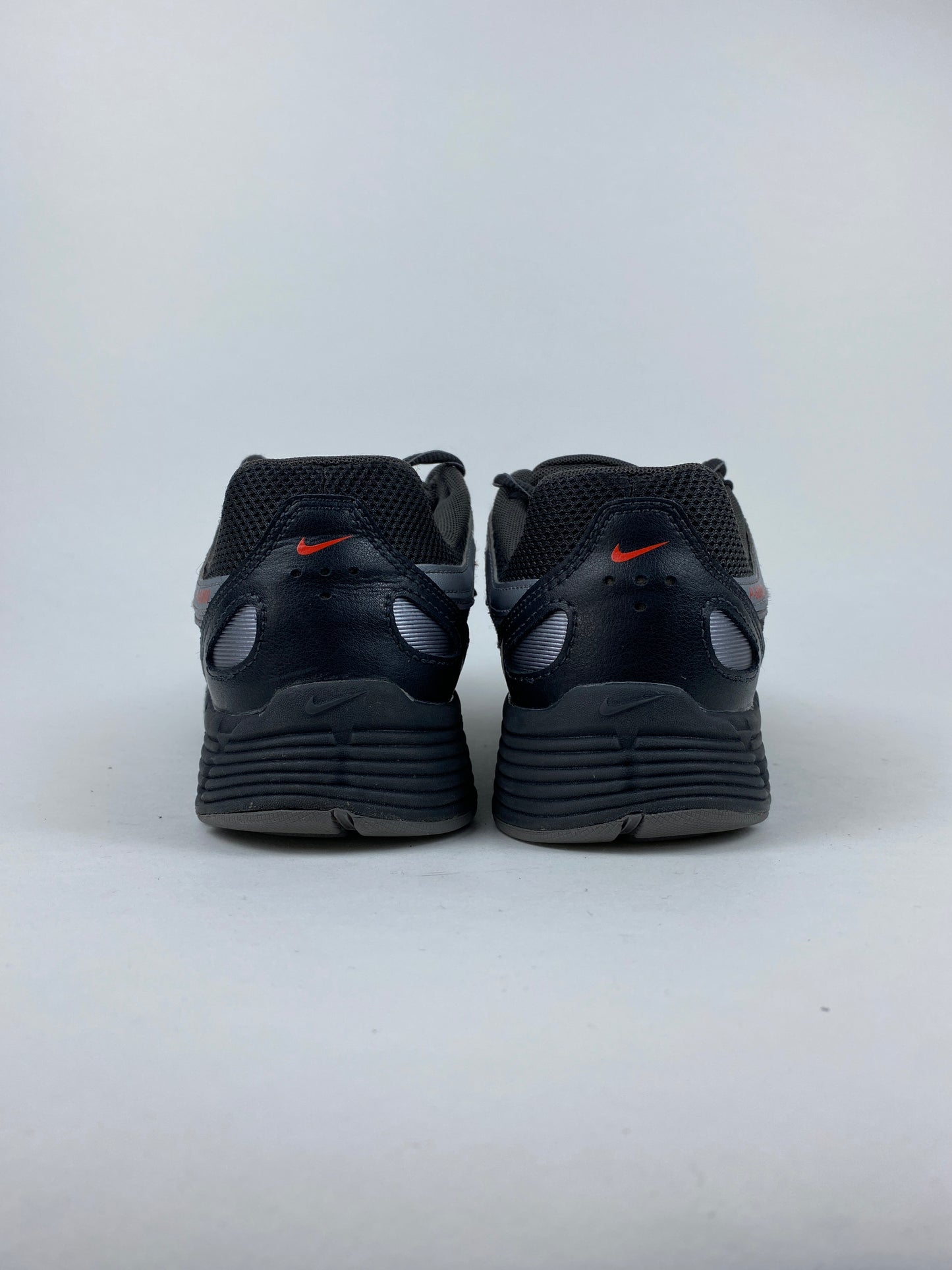 Nike P-6000 Anthracite Picante Red Metallic Cool Grey (Taille 40)