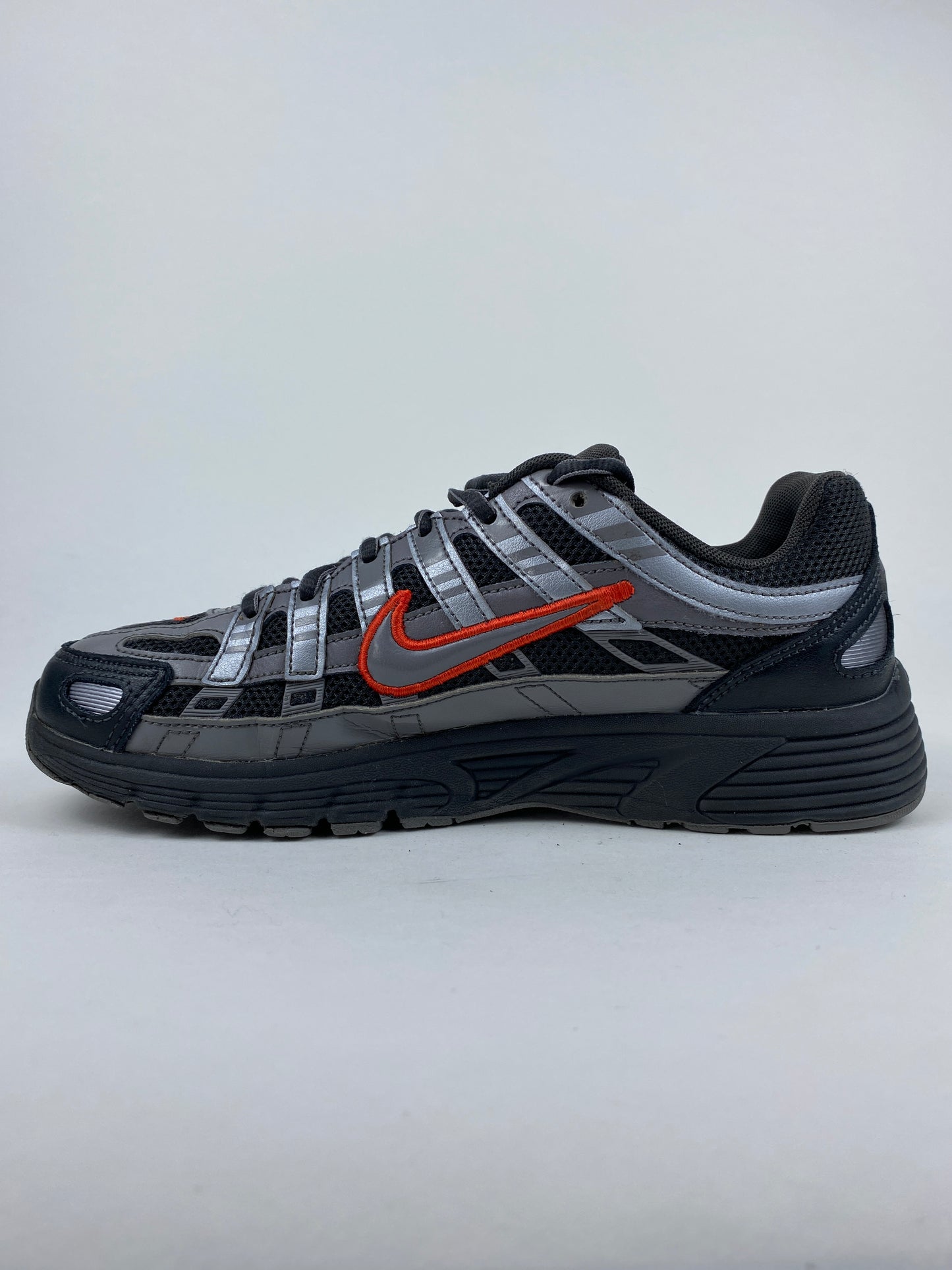 Nike P-6000 Anthracite Picante Red Metallic Cool Grey (Taille 40)