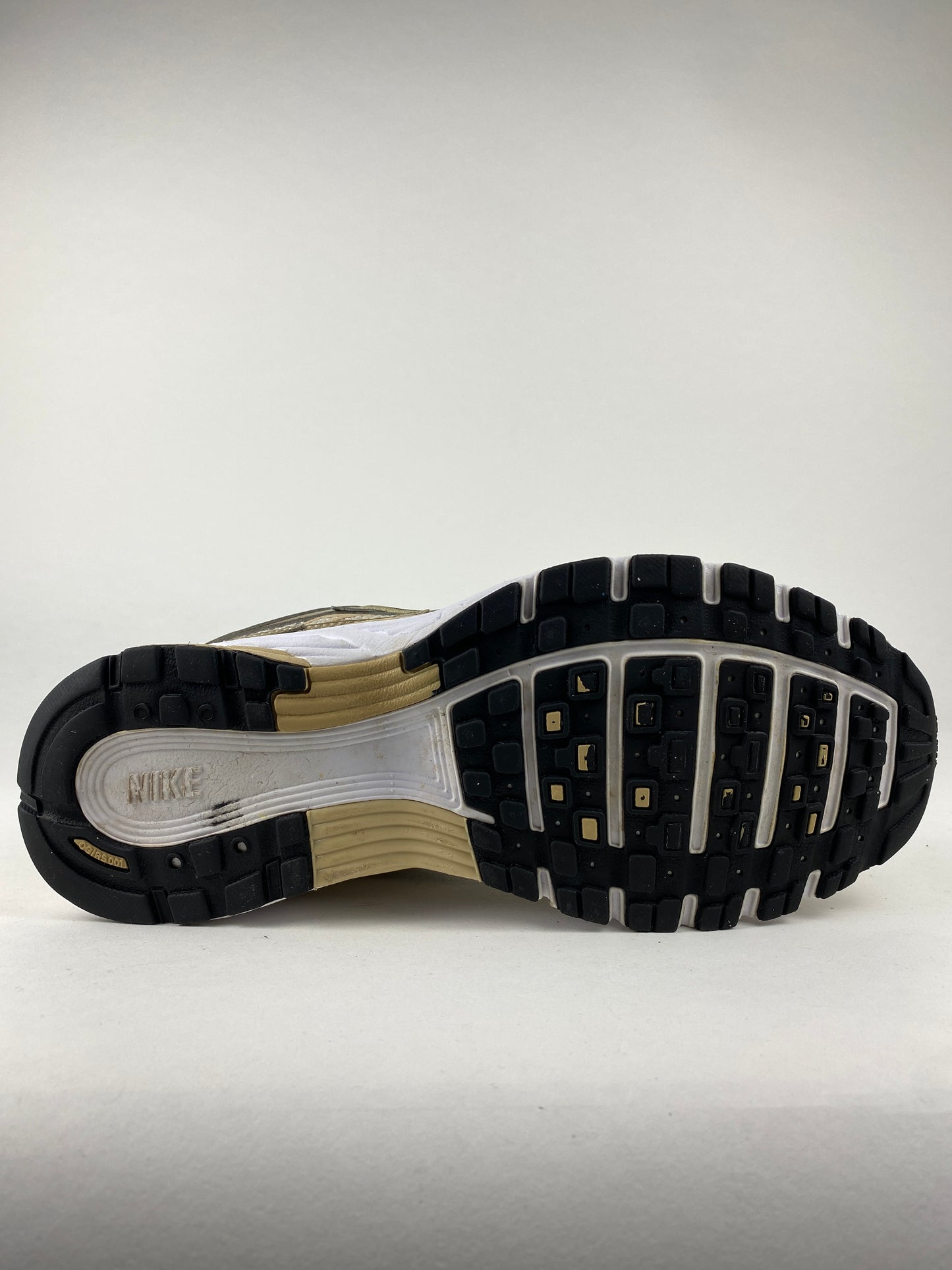 Nike P-6000 Gold (Taille 40,5)