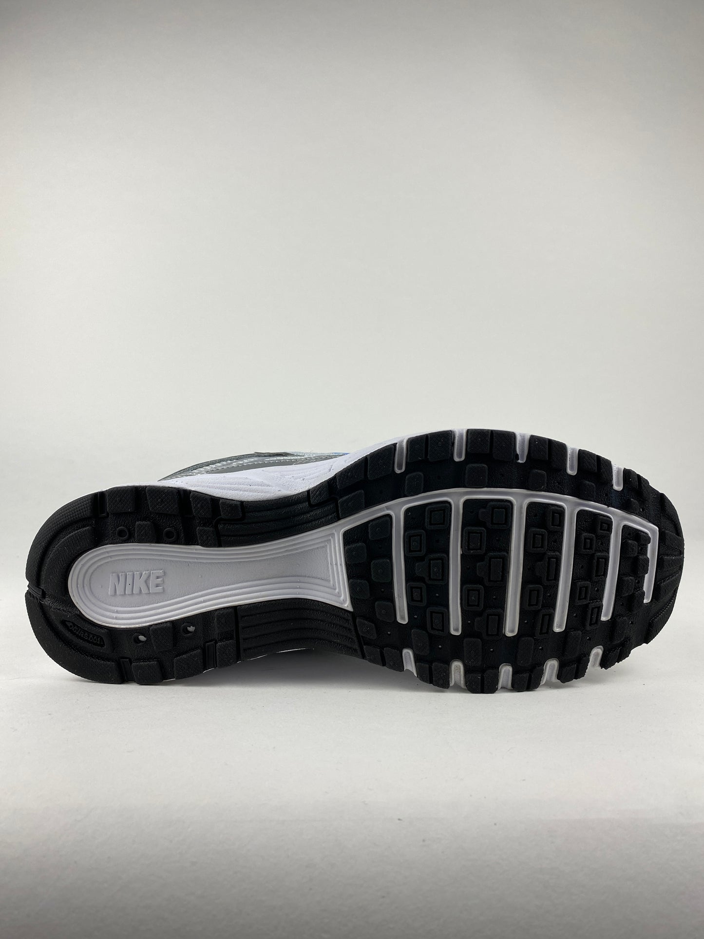 Nike P-6000 Metallic Platinum University Blue (Taille 38)