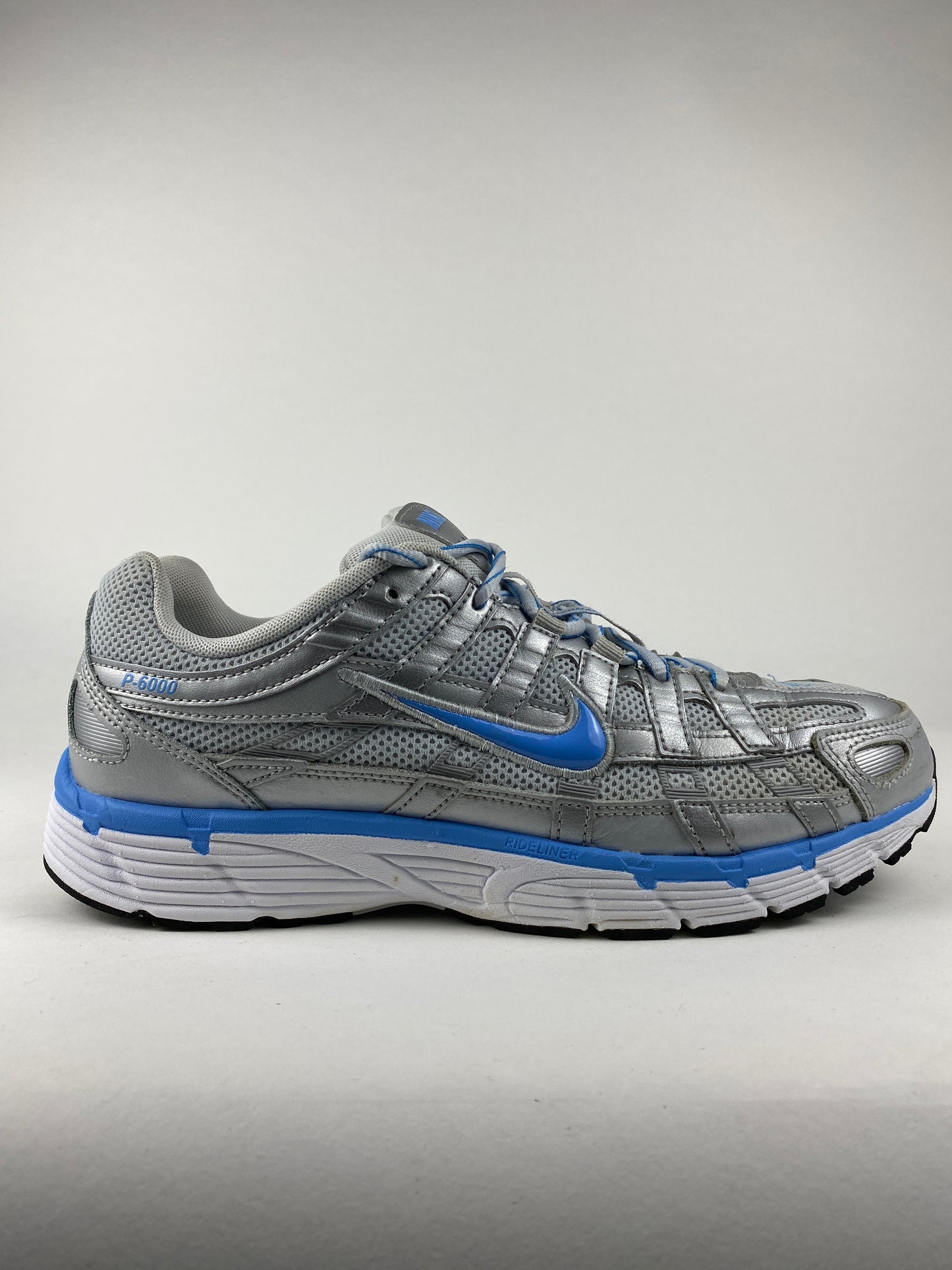 Nike P-6000 Metallic Platinum Pure Platinum Metallic Argenté University Bleu (Taille 42)