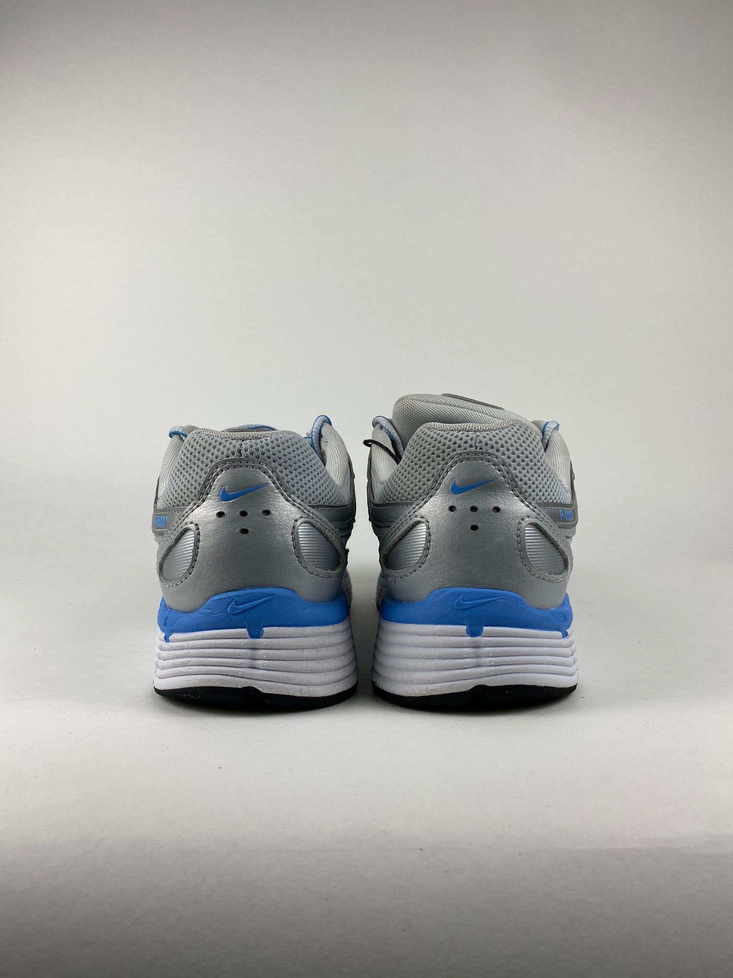 Nike P-6000 Metallic Platinum Pure Platinum Metallic Argenté University Bleu (Taille 42)