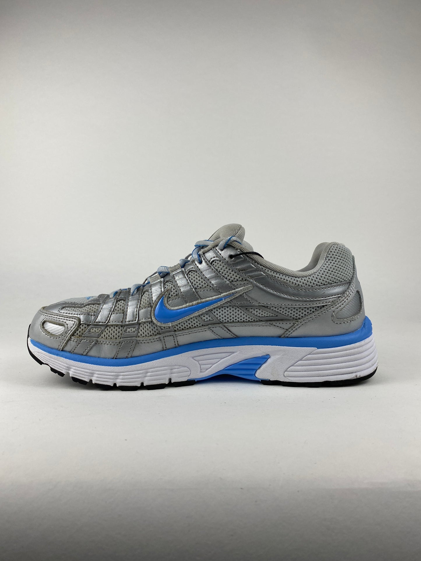 Nike P-6000 Metallic Platinum Pure Platinum Metallic Argenté University Bleu (Taille 42)