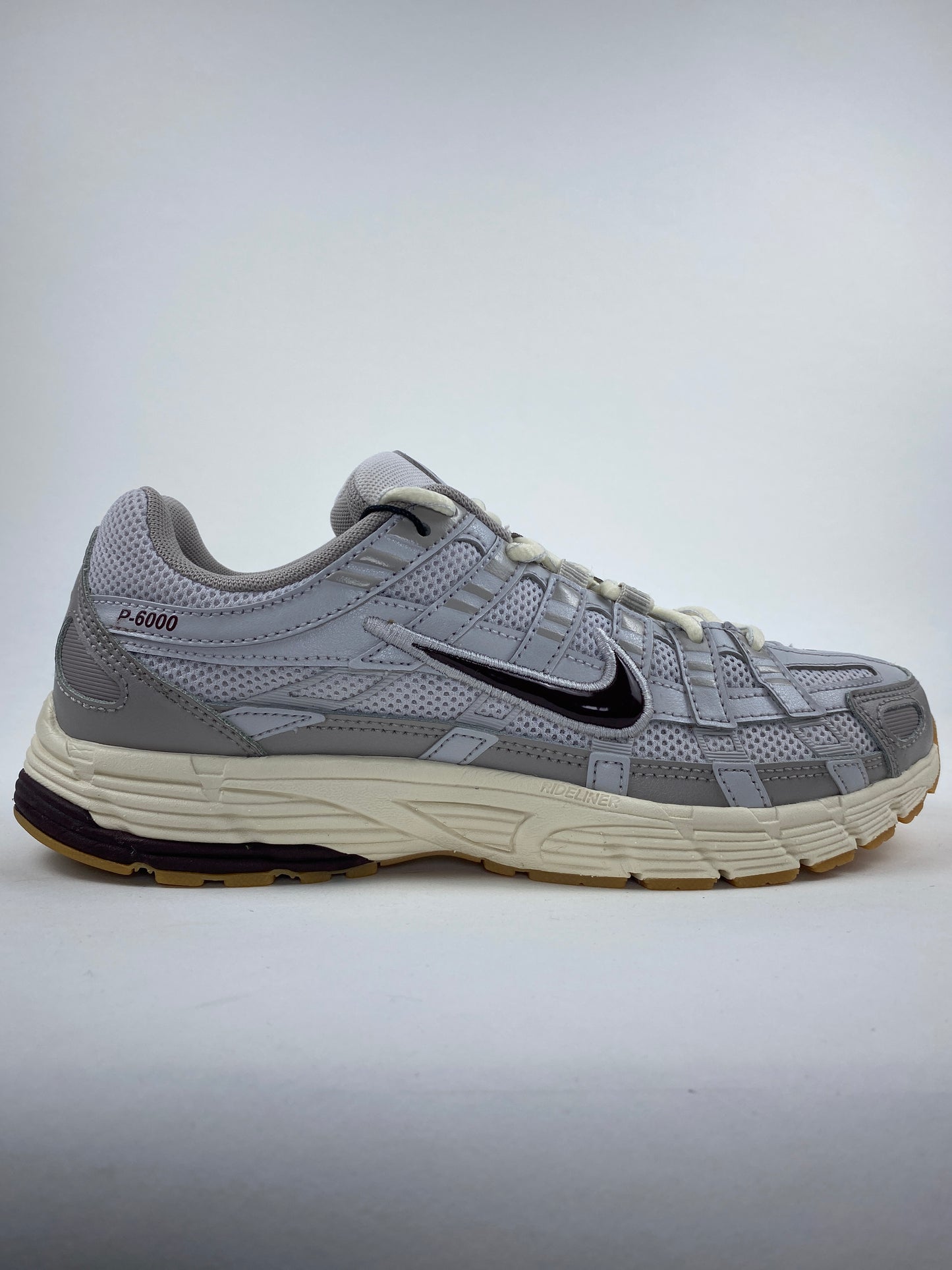 Nike P-6000 College Grey Burgundy Crush (Taille 41)