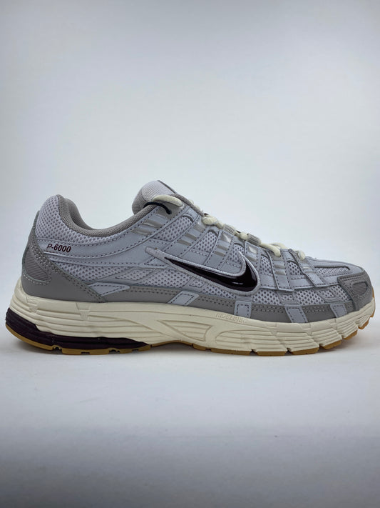 Nike P-6000 College Grey Burgundy Crush (Taille 41)