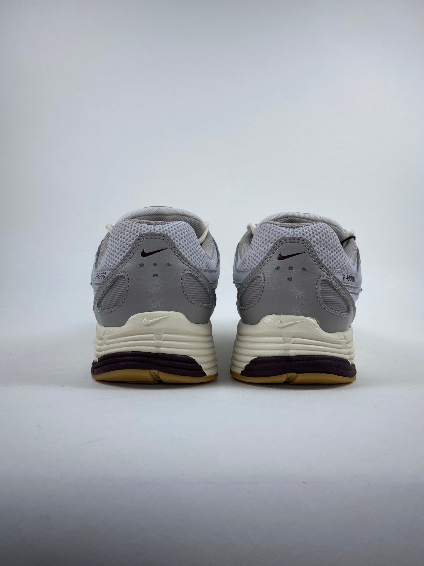 Nike P-6000 College Grey Burgundy Crush (Taille 41)