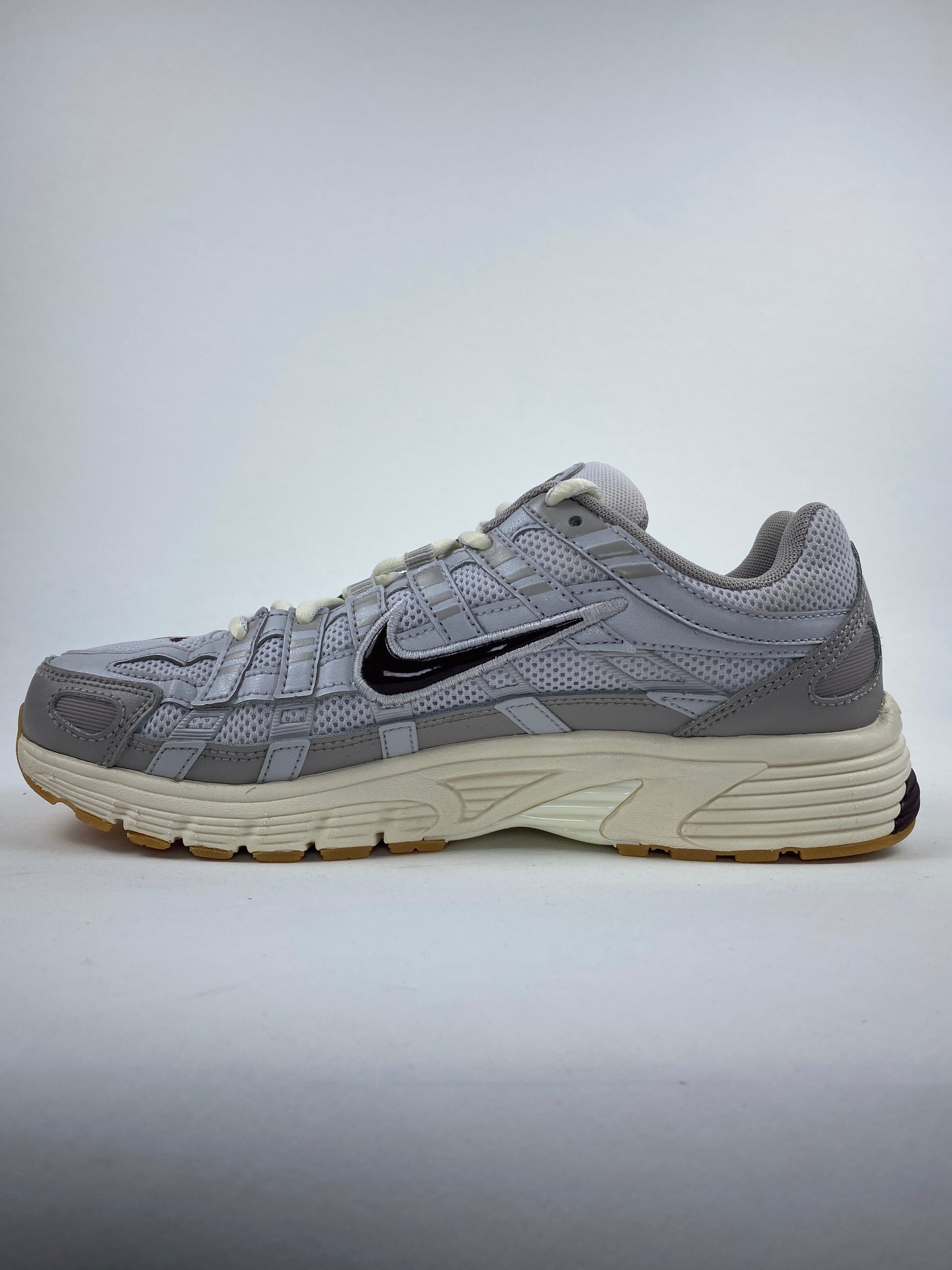 Nike P-6000 College Grey Burgundy Crush (Taille 41)