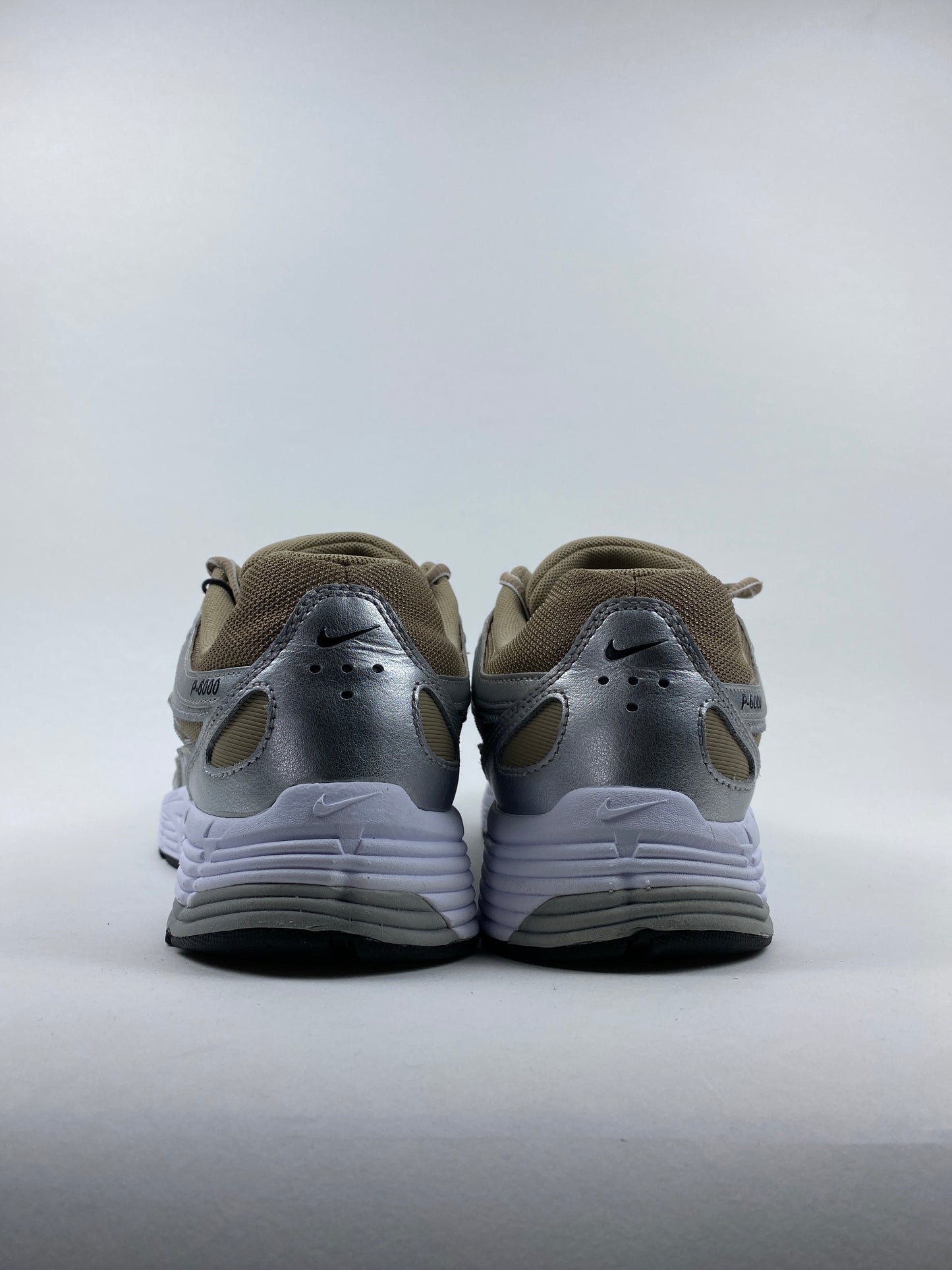 Nike P-6000 Khaki Metallic Silver (Taille 44)