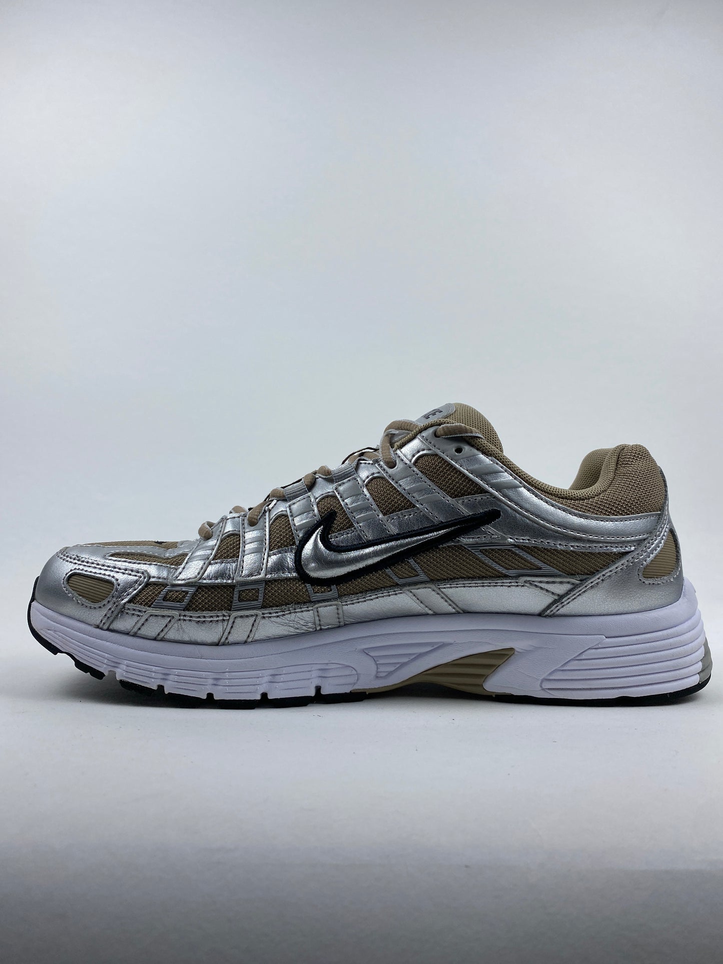 Nike P-6000 Khaki Metallic Silver (Taille 44)