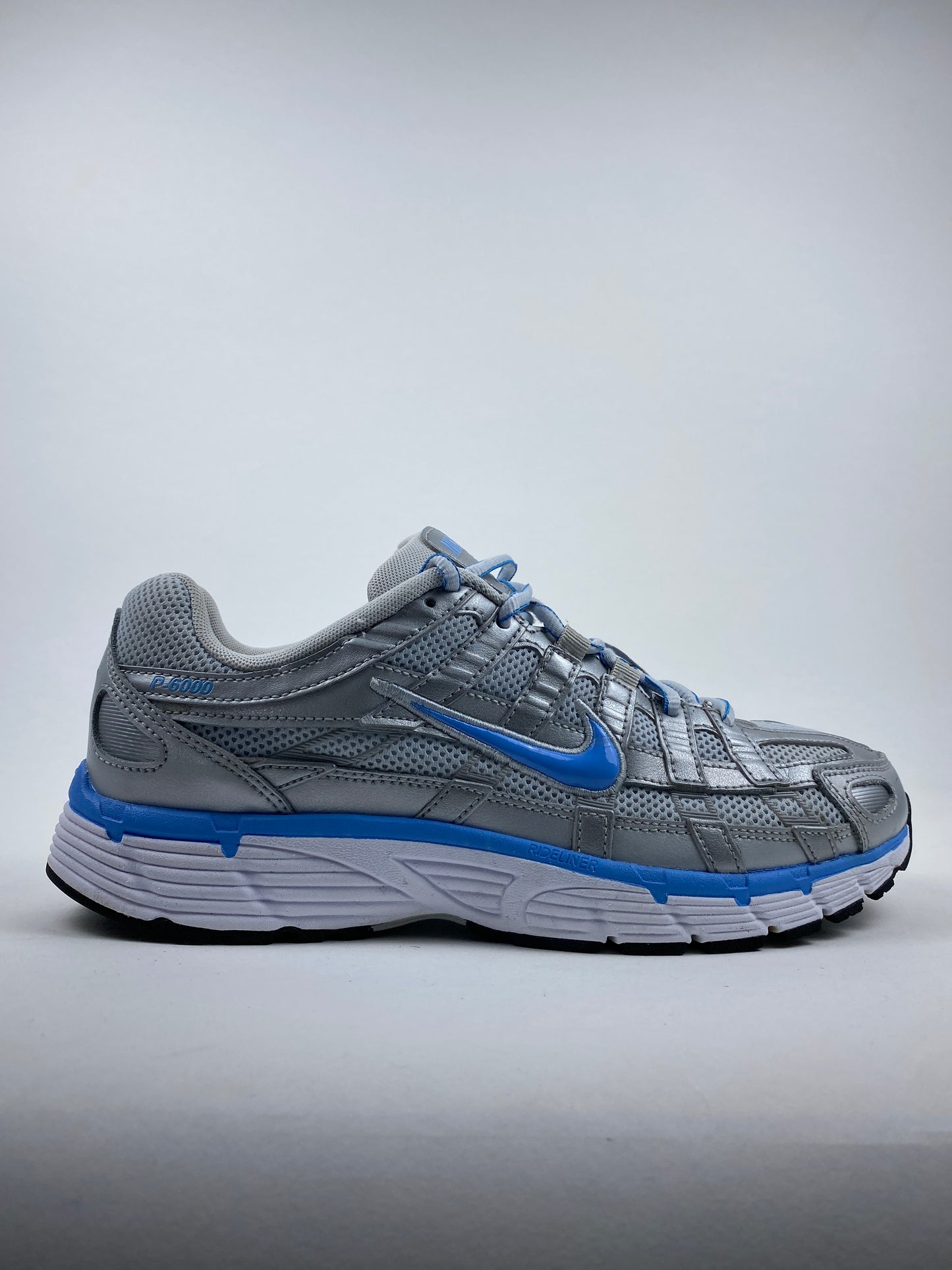 Nike P-6000 Metallic Platinum Pure Platinum Metallic Silver University Blue (Taille 41)