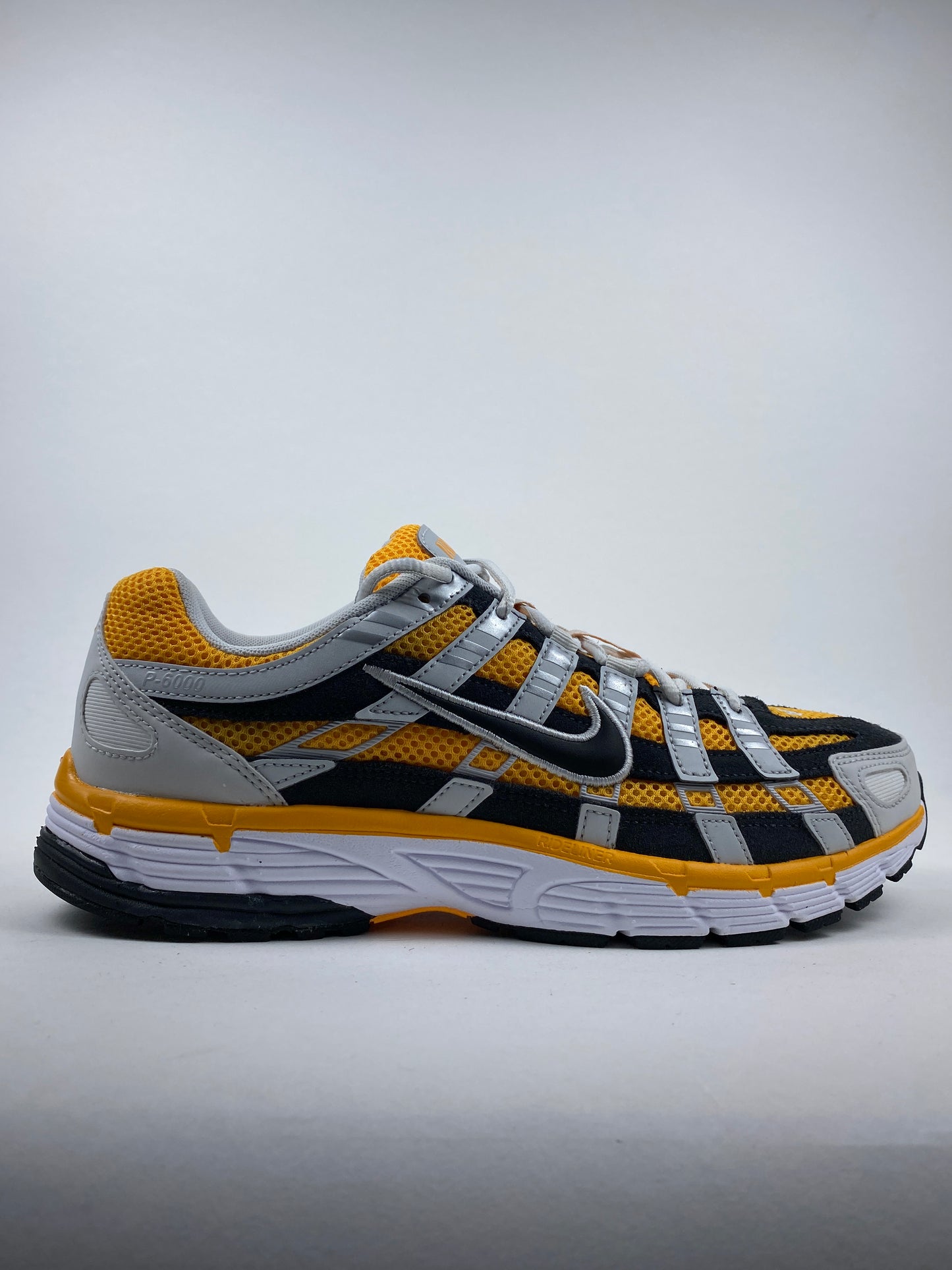 Nike P-6000 Photon Dust Anthracite Orange (Taille 44)
