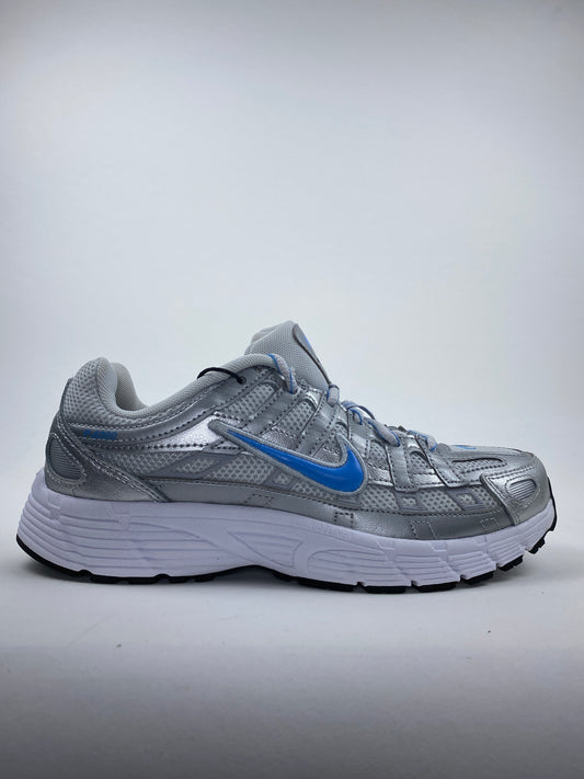 Nike P-6000 Metallic Platinum University Blue (Taille 38)