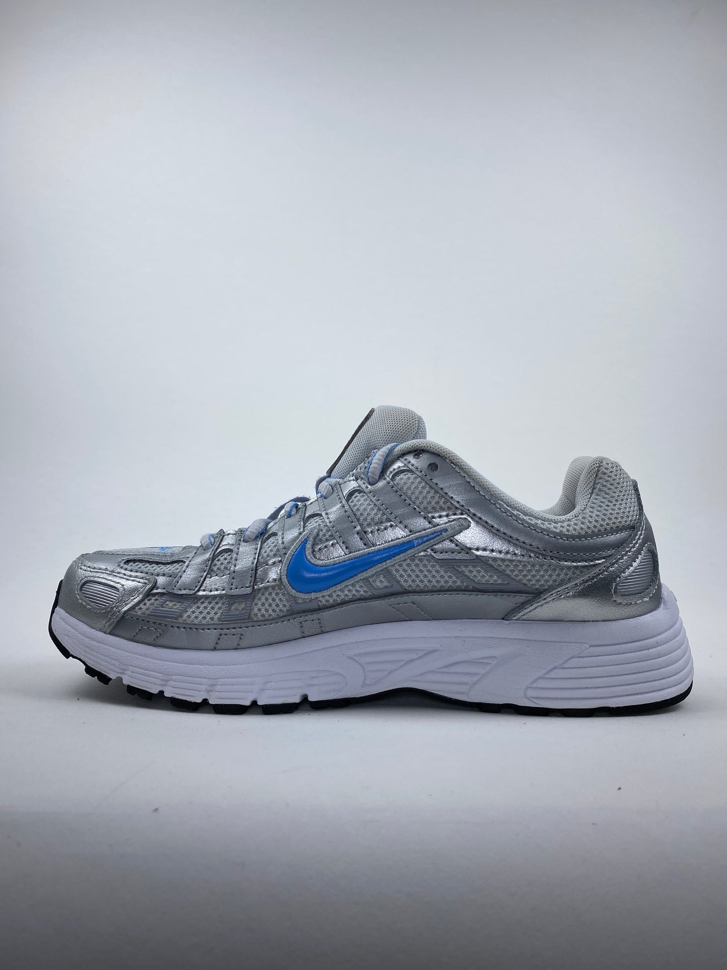 Nike P-6000 Metallic Platinum University Blue (Taille 38)