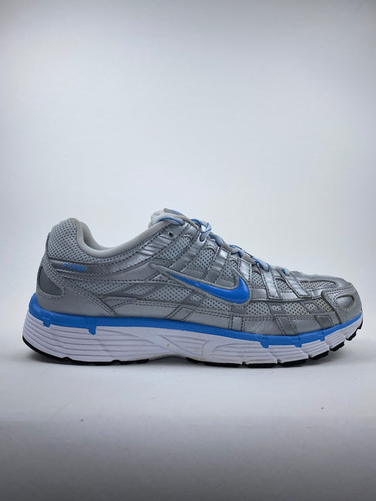 Nike P-6000 Metallic Platinum Pure Platinum Metallic Argenté University Bleu (Taille 42)