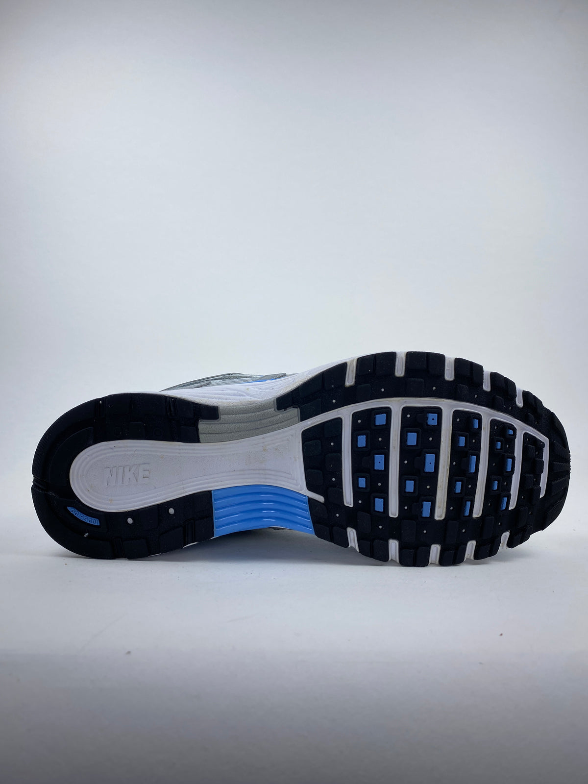 Nike P-6000 Metallic Platinum Pure Platinum Metallic Argenté University Bleu (Taille 42)