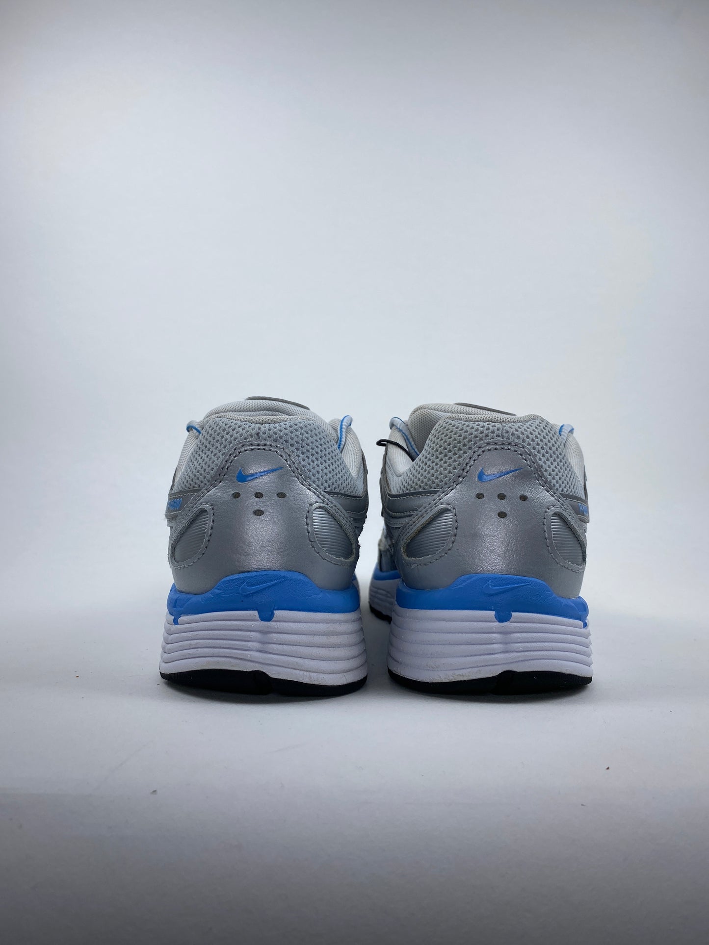 Nike P-6000 Metallic Platinum Pure Platinum Metallic Argenté University Bleu (Taille 42)