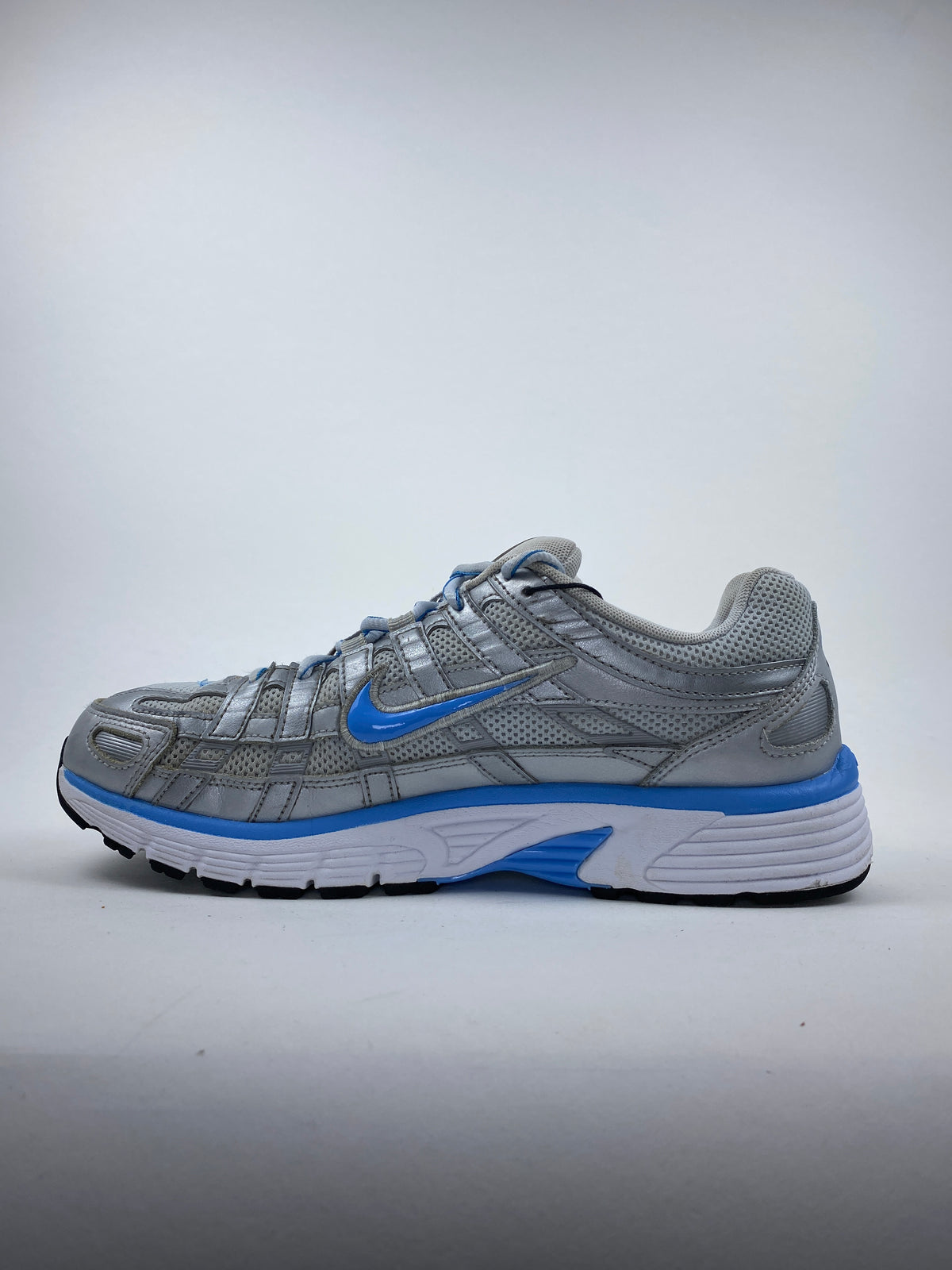 Nike P-6000 Metallic Platinum Pure Platinum Metallic Argenté University Bleu (Taille 42)
