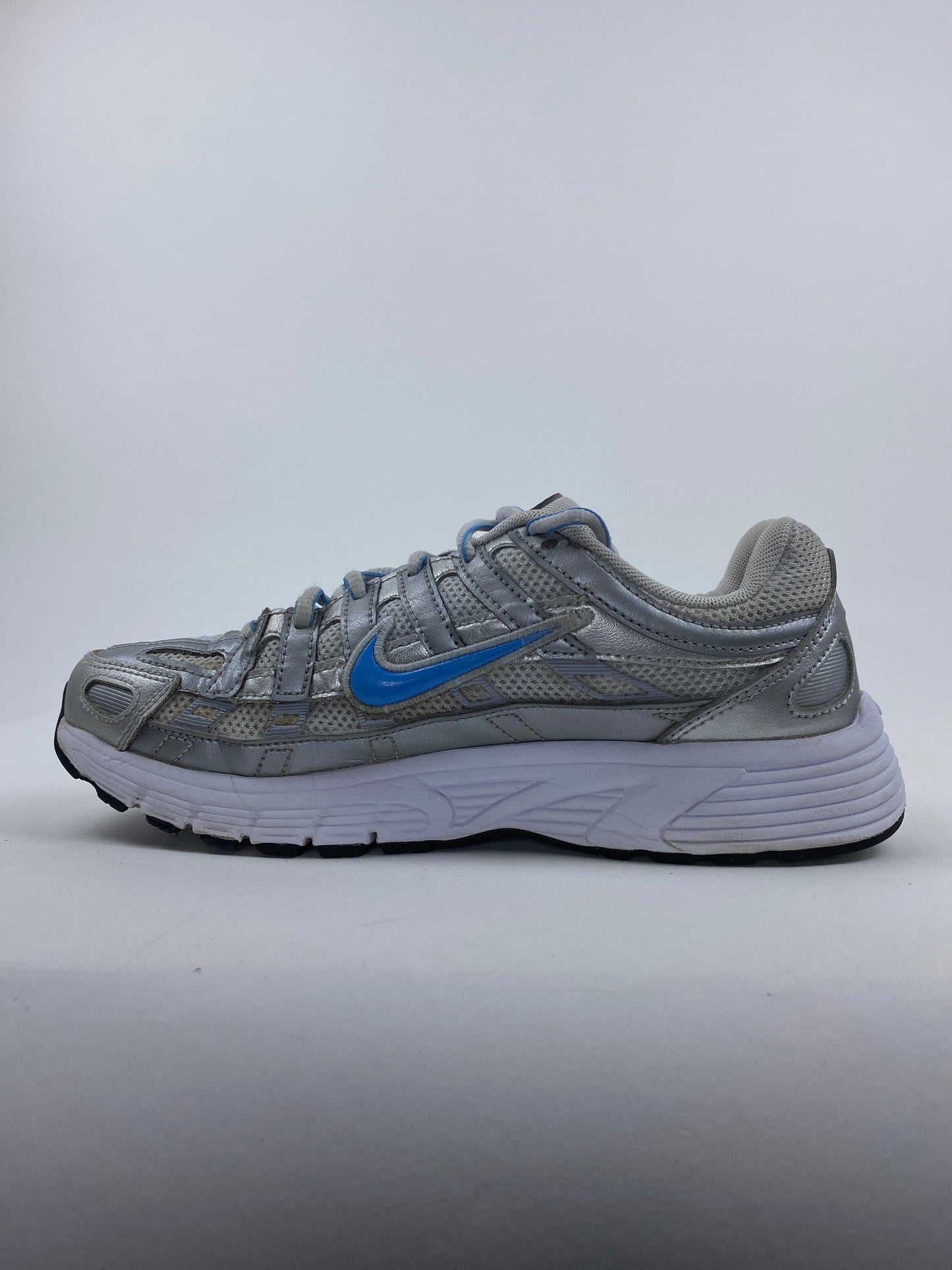Nike P-6000 Metallic Platinum University Blue (Taille 38)