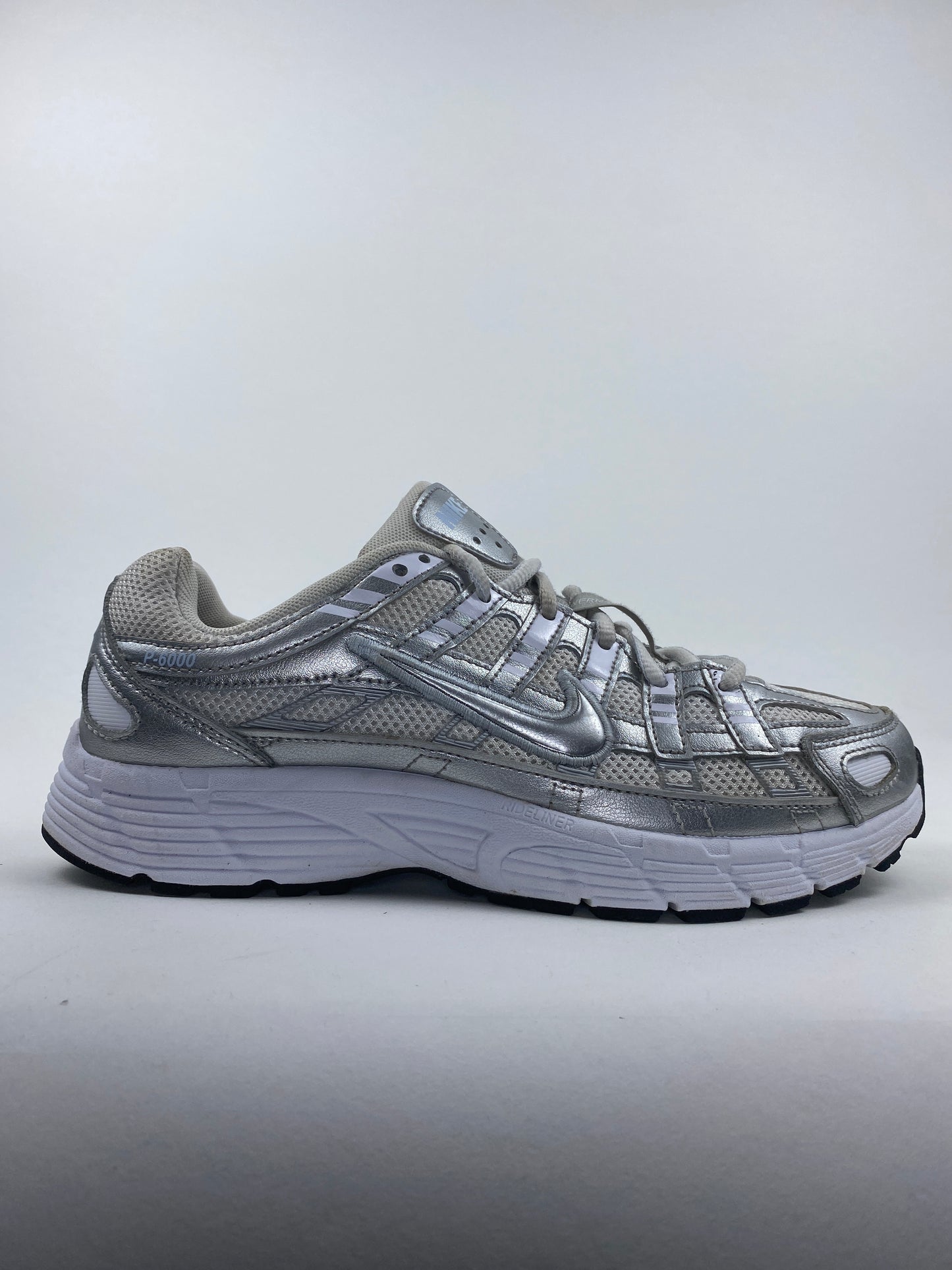 Nike P-6000 White Metallic Silver (Taille 39)