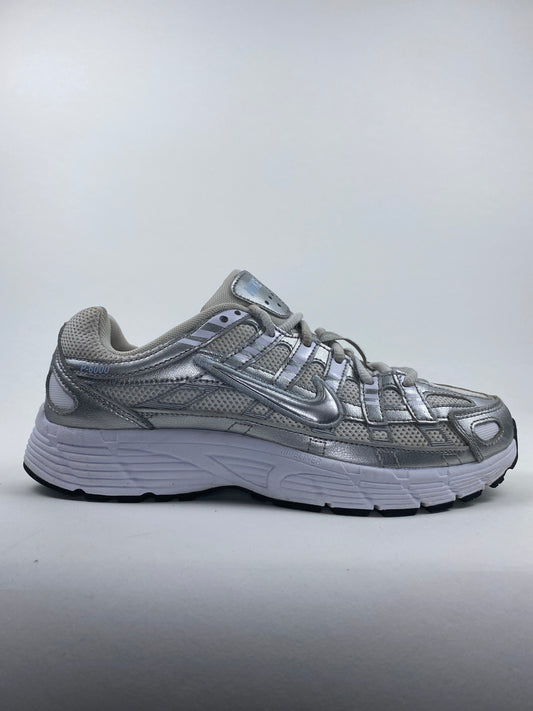 Nike P-6000 White Metallic Silver (Taille 39)