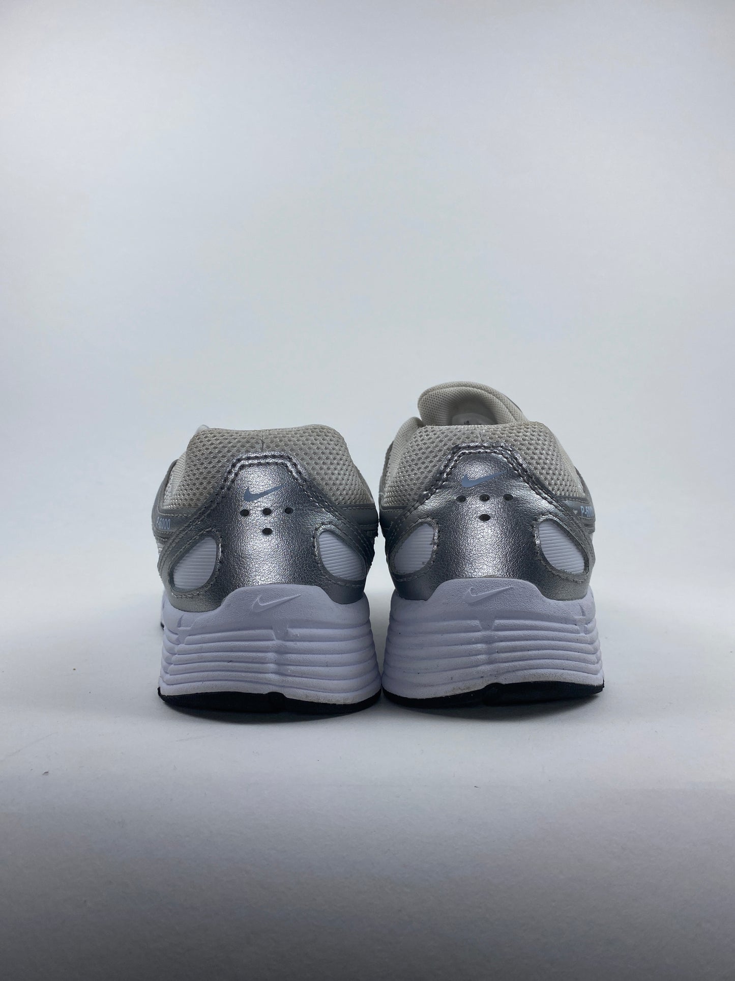 Nike P-6000 White Metallic Silver (Taille 39)