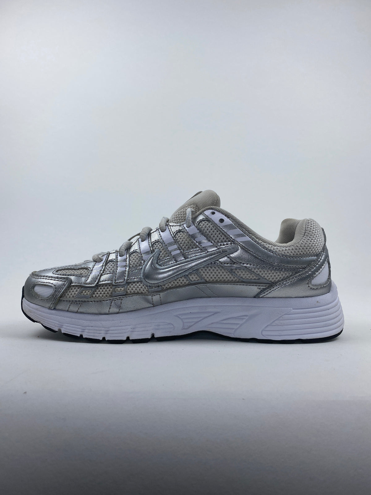 Nike P-6000 White Metallic Silver (Taille 39)