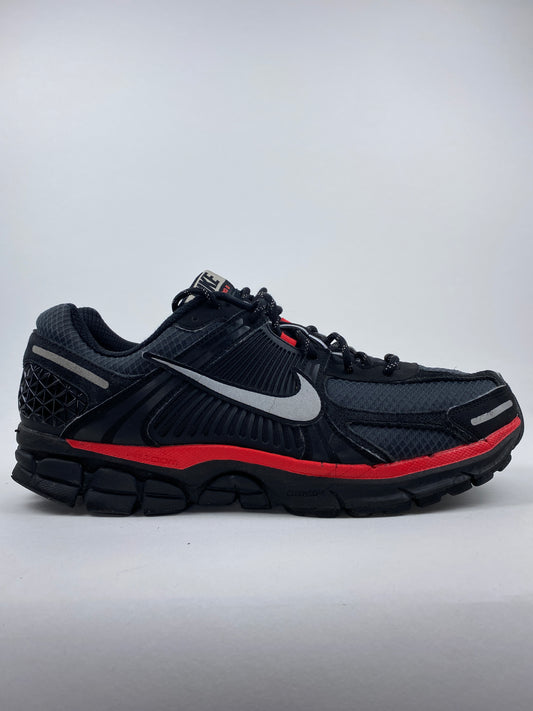Nike Zoom Vomero 5 Black Metallic University Red (Taille 46)