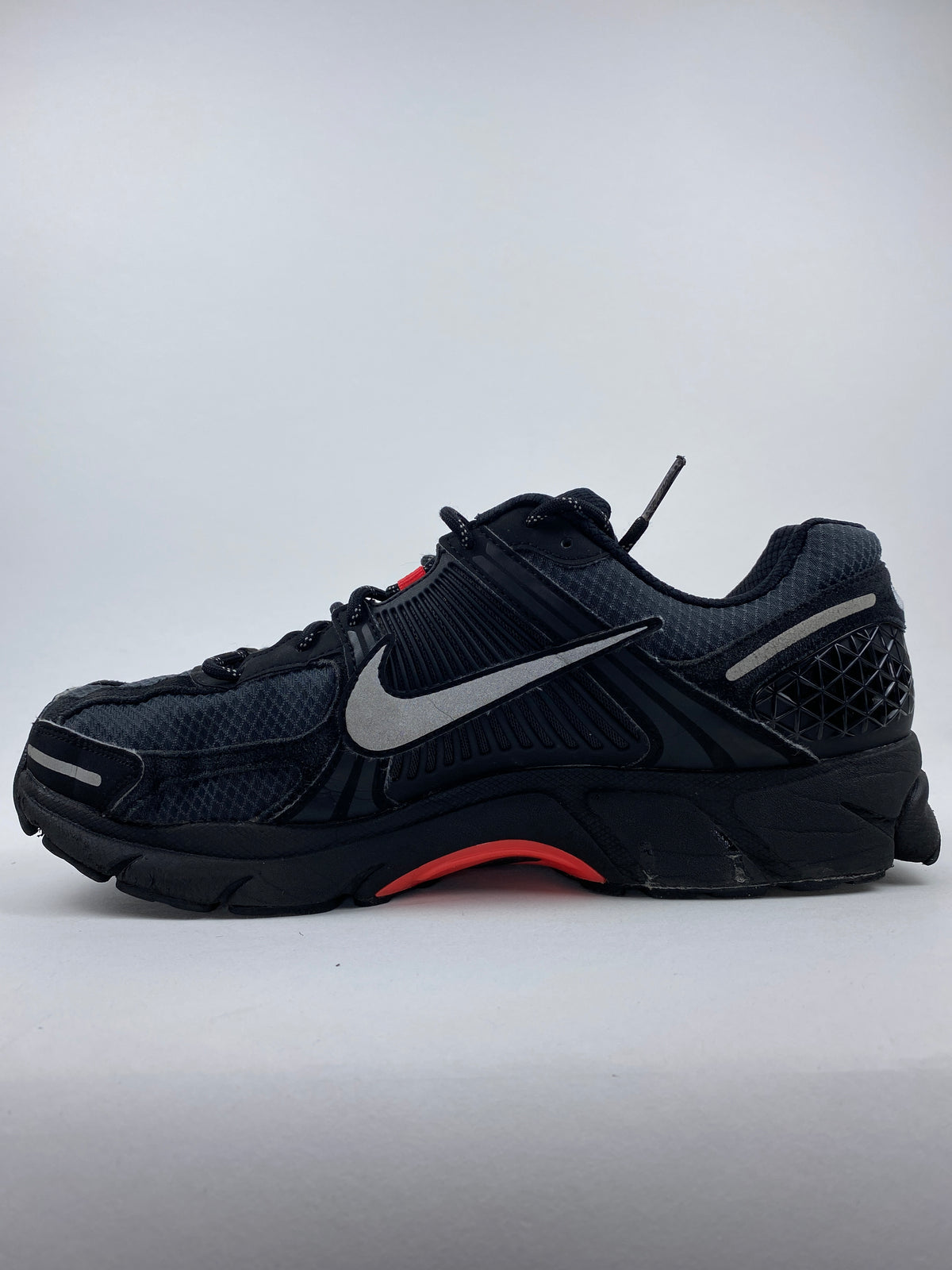 Nike Zoom Vomero 5 Black Metallic University Red (Taille 46)