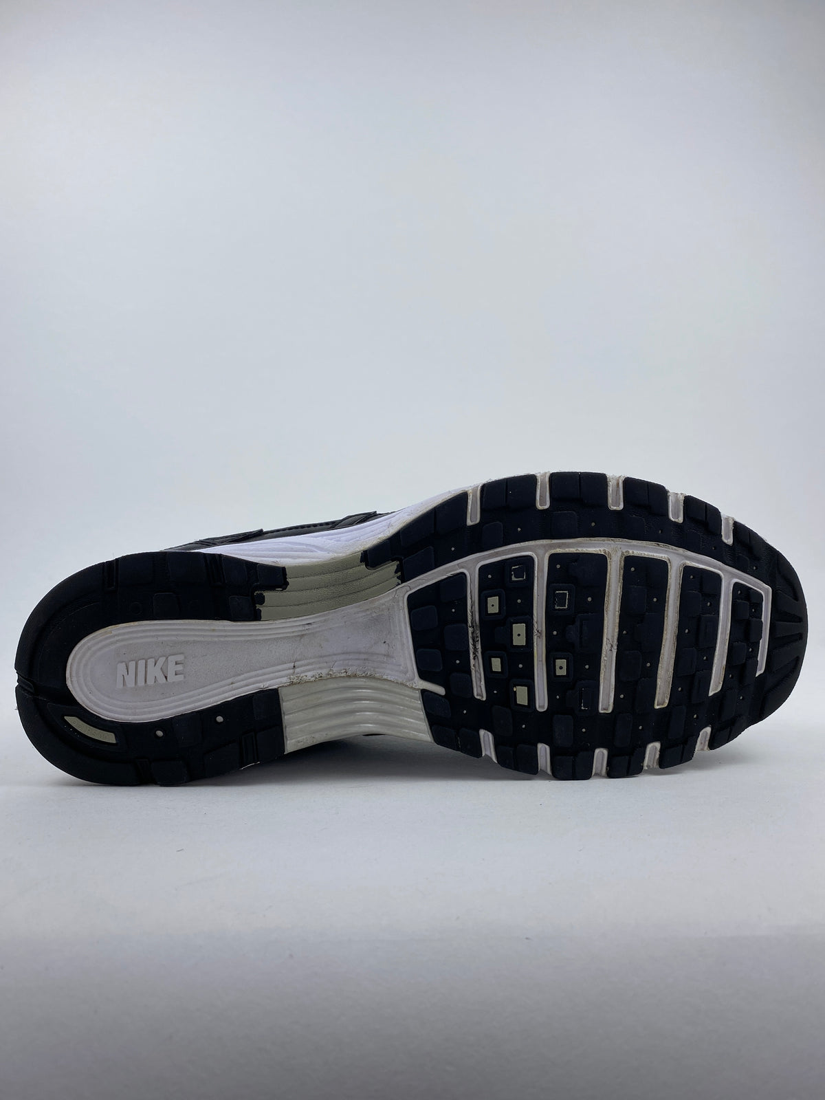 Nike P-6000 Black White Metallic Silver (Taille 45)
