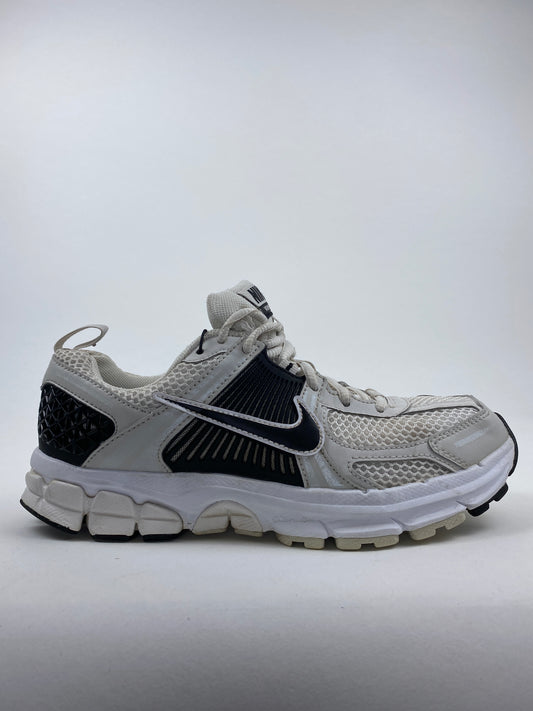 Nike Zoom Vomero 5 Metallic Platinum Black (Taille 38)