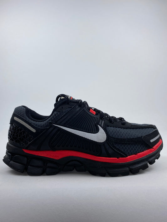Nike Zoom Vomero 5 Black Metallic University Red (Taille 36)