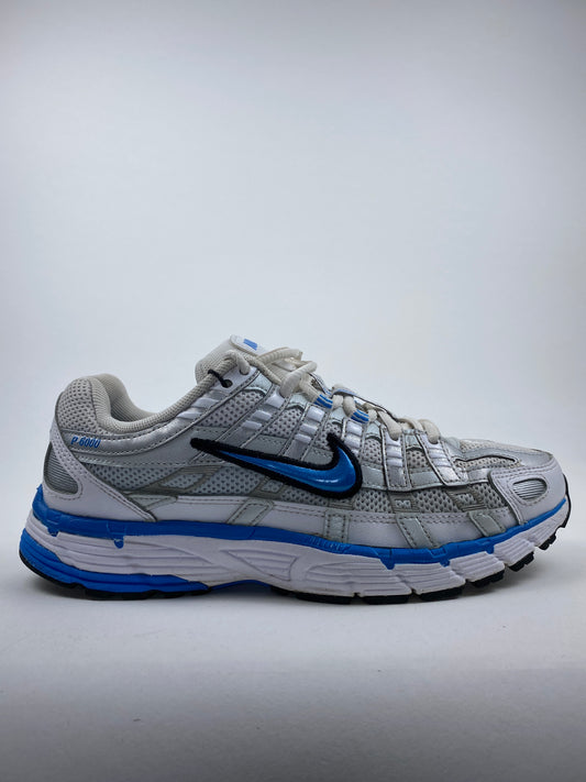 Nike P-6000 Metallic Platinum Photo Blue (Taille 38)