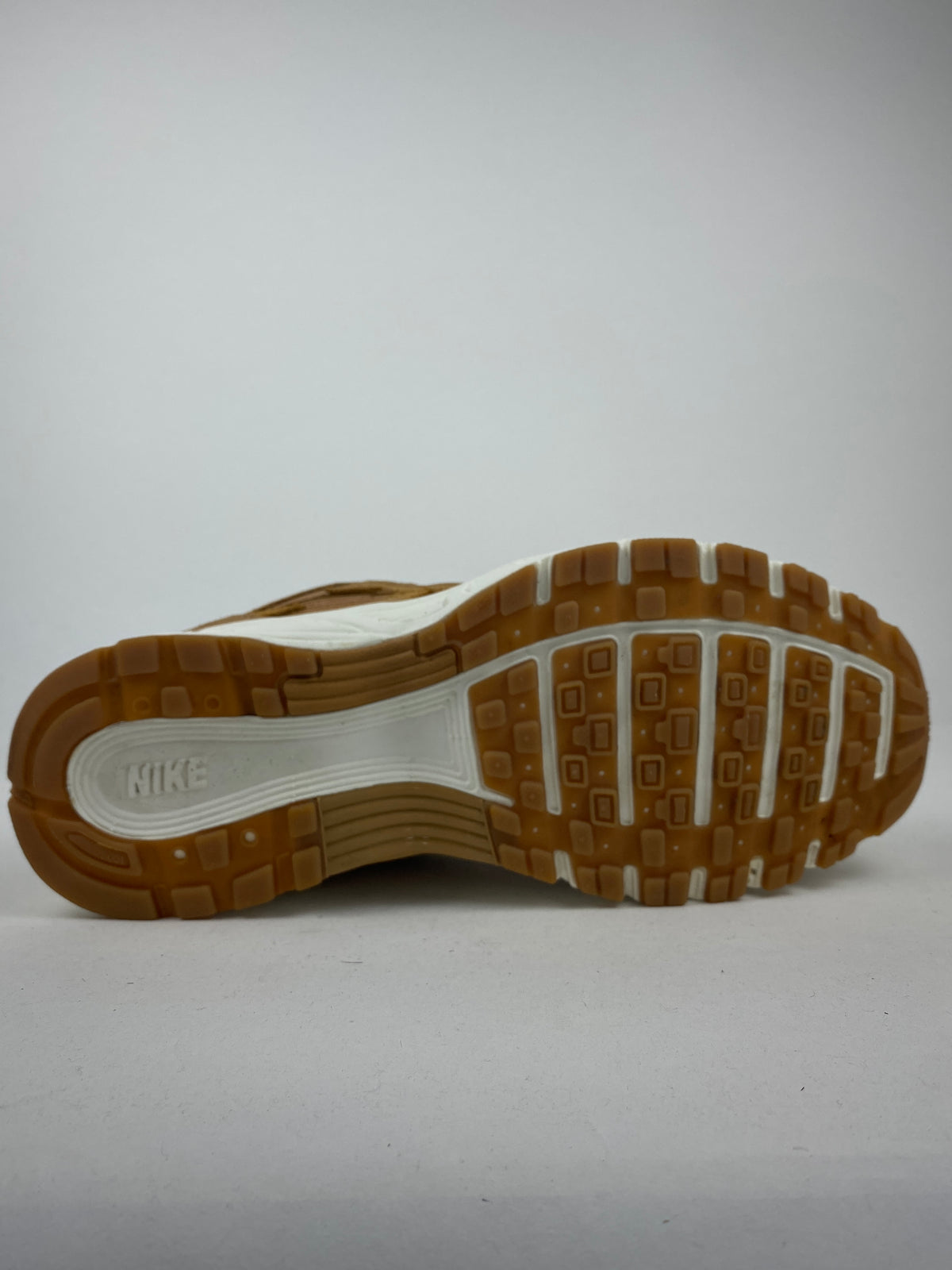 Nike P-6000 SE Flax Metallic Gold Sail ( Taille 39 )