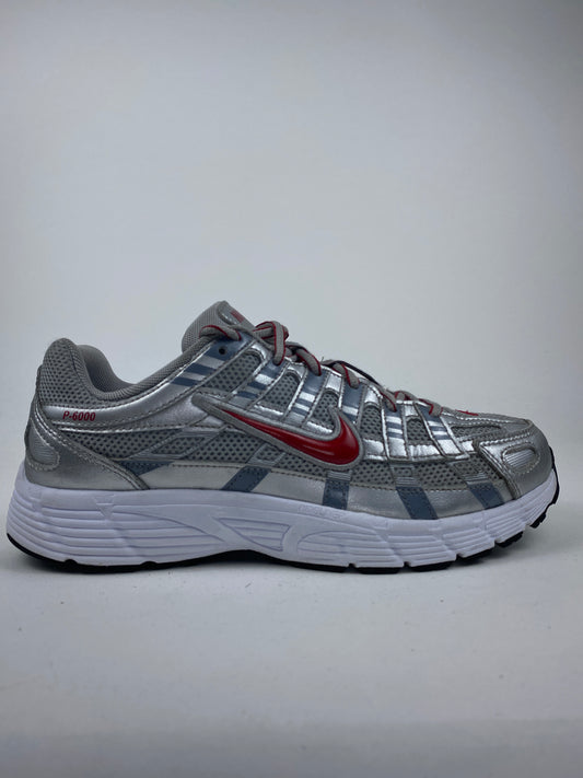 Nike P-6000 Metalic Silver Cool Red ( Taille 39 )
