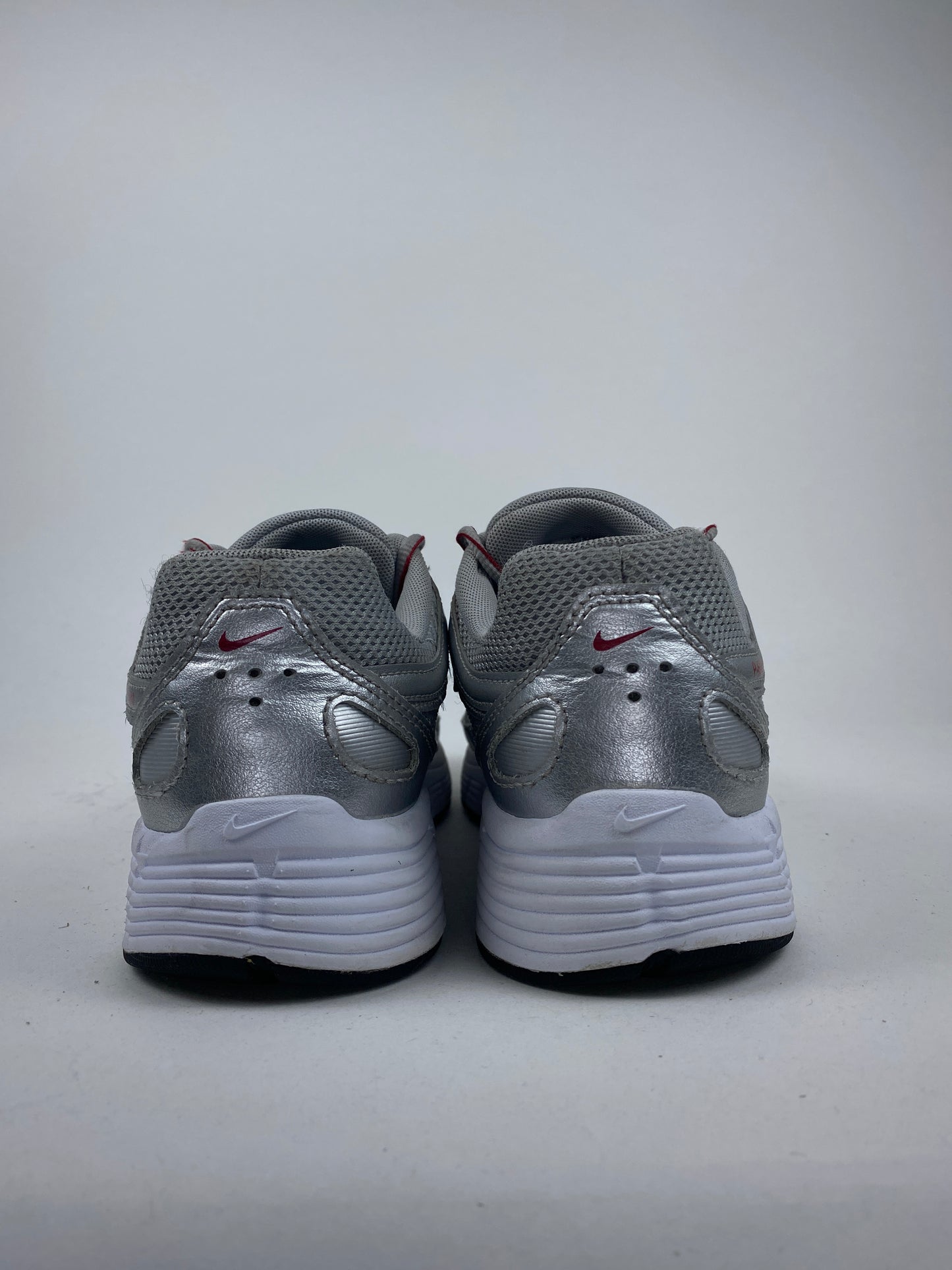 Nike P-6000 Metalic Silver Cool Red ( Taille 39 )