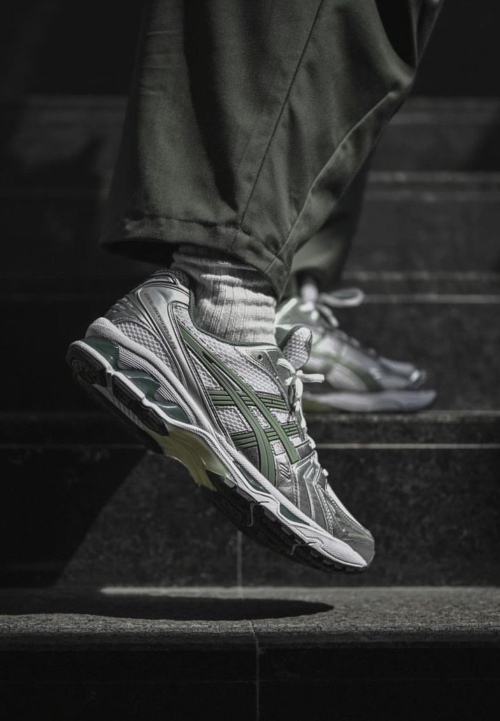 Sneakers Recoped portées dans la rue
